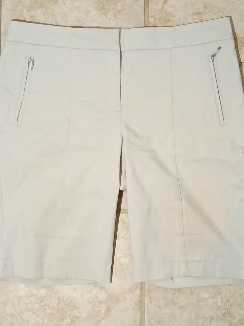 Izod Golf Women’s Light Cream Tailored Zip-Pocket Shorts Size 14